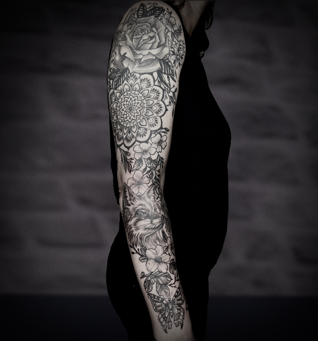 Tatouage ornemental, manchette florale, mandala et renard