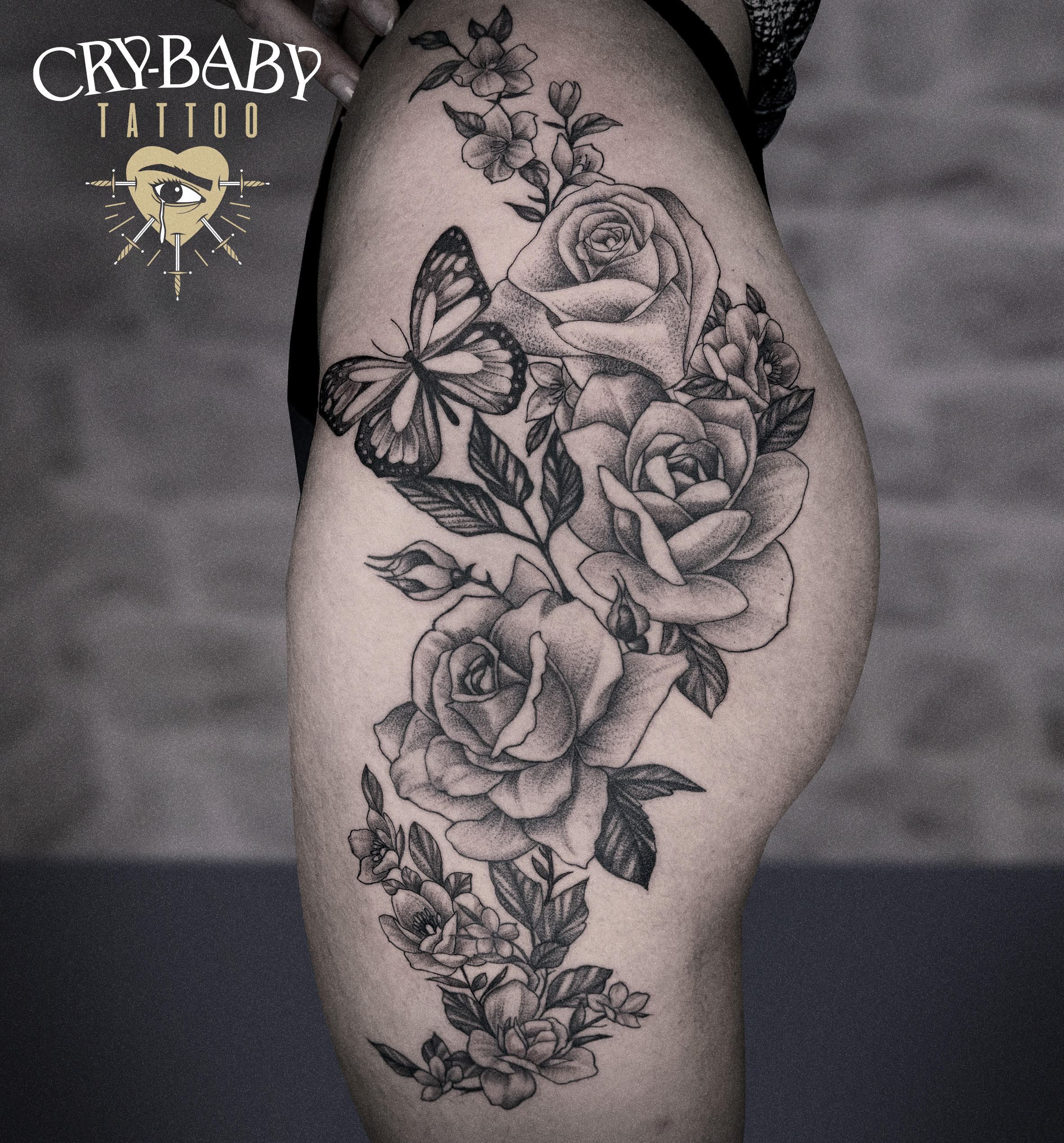 Tatouage ornemental, roses et papillon