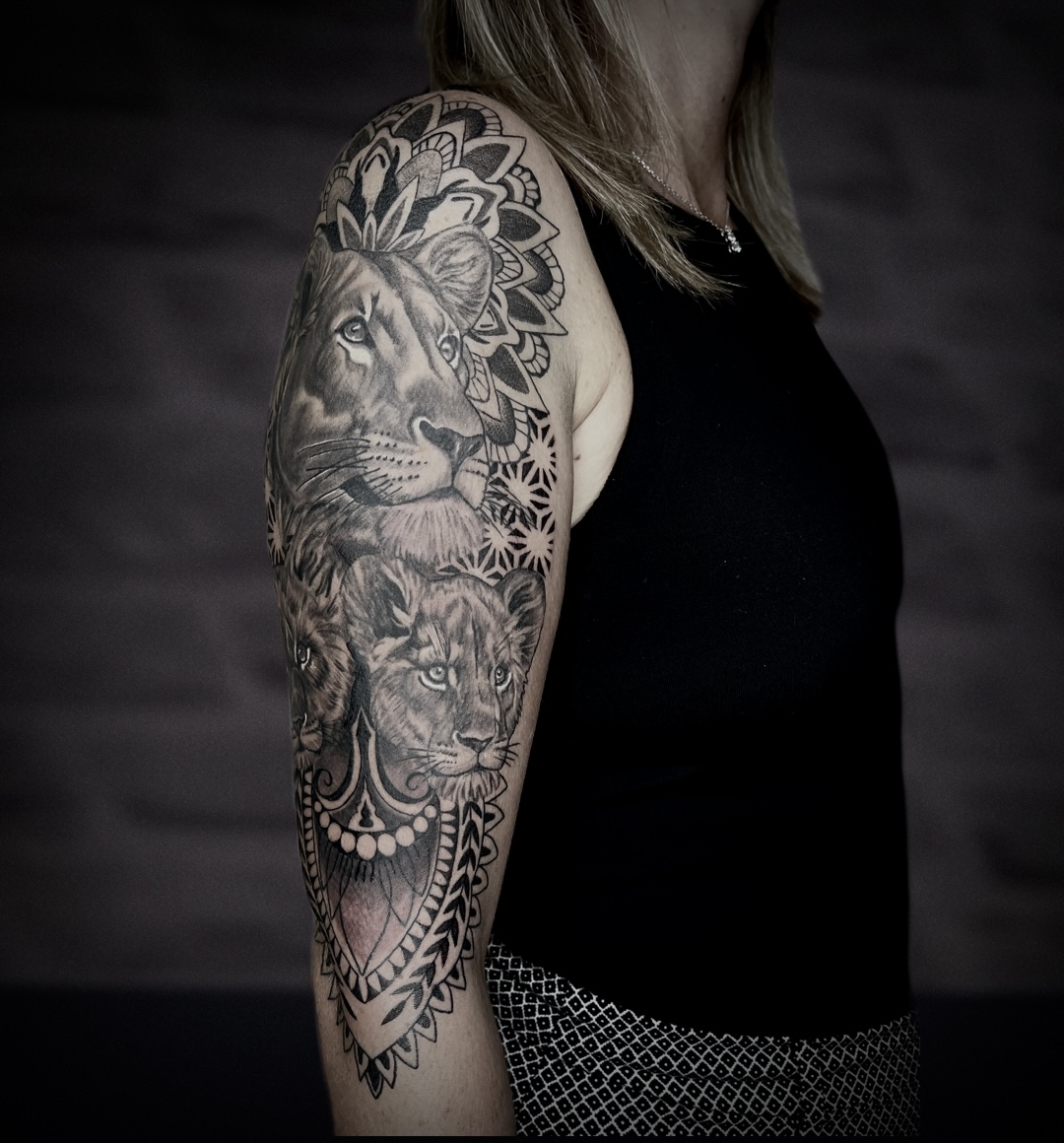 Tatouage ornemental, mandala et lionnes