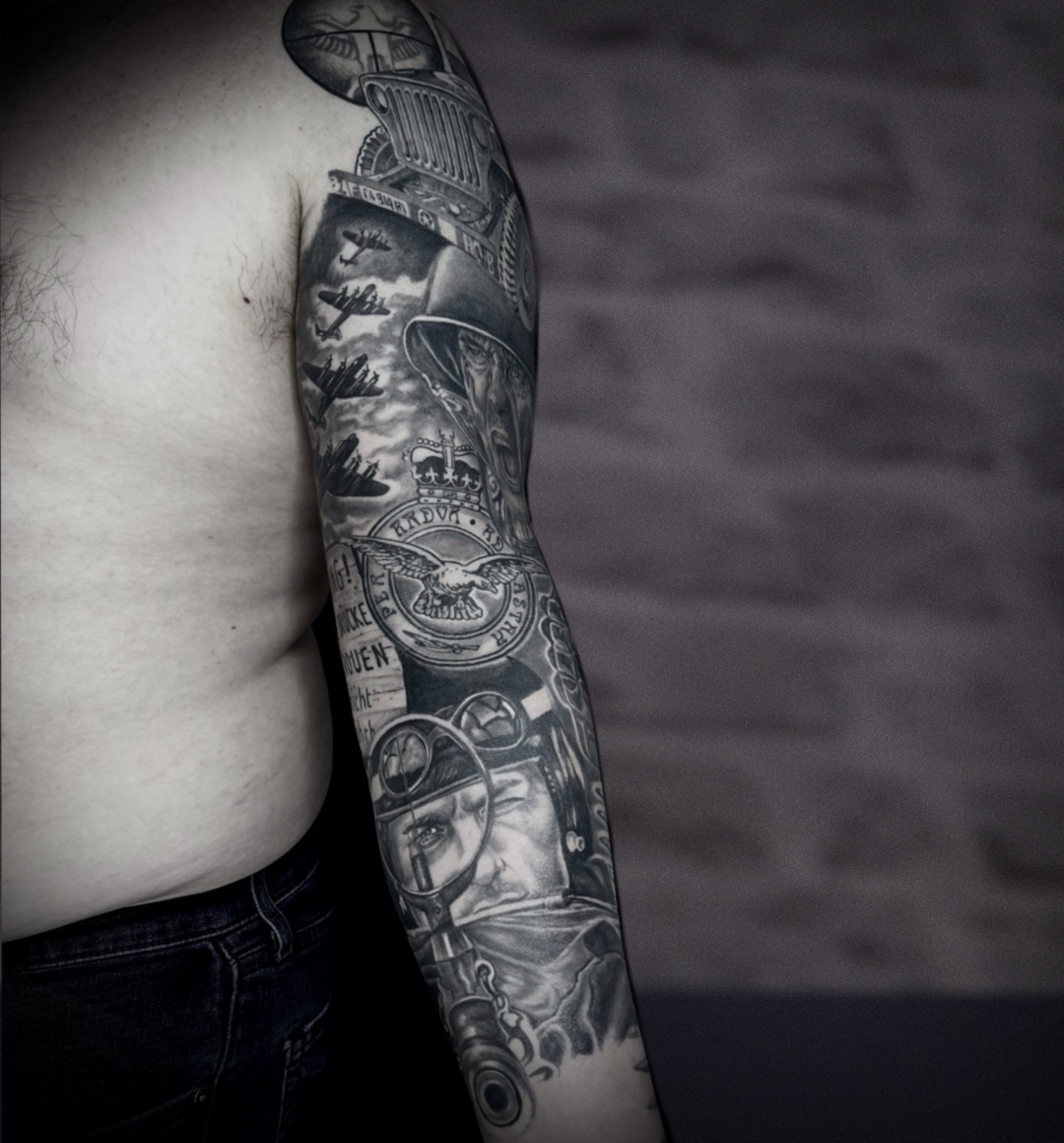 Tatouage réaliste, manchette aviation et portraits noir et gris