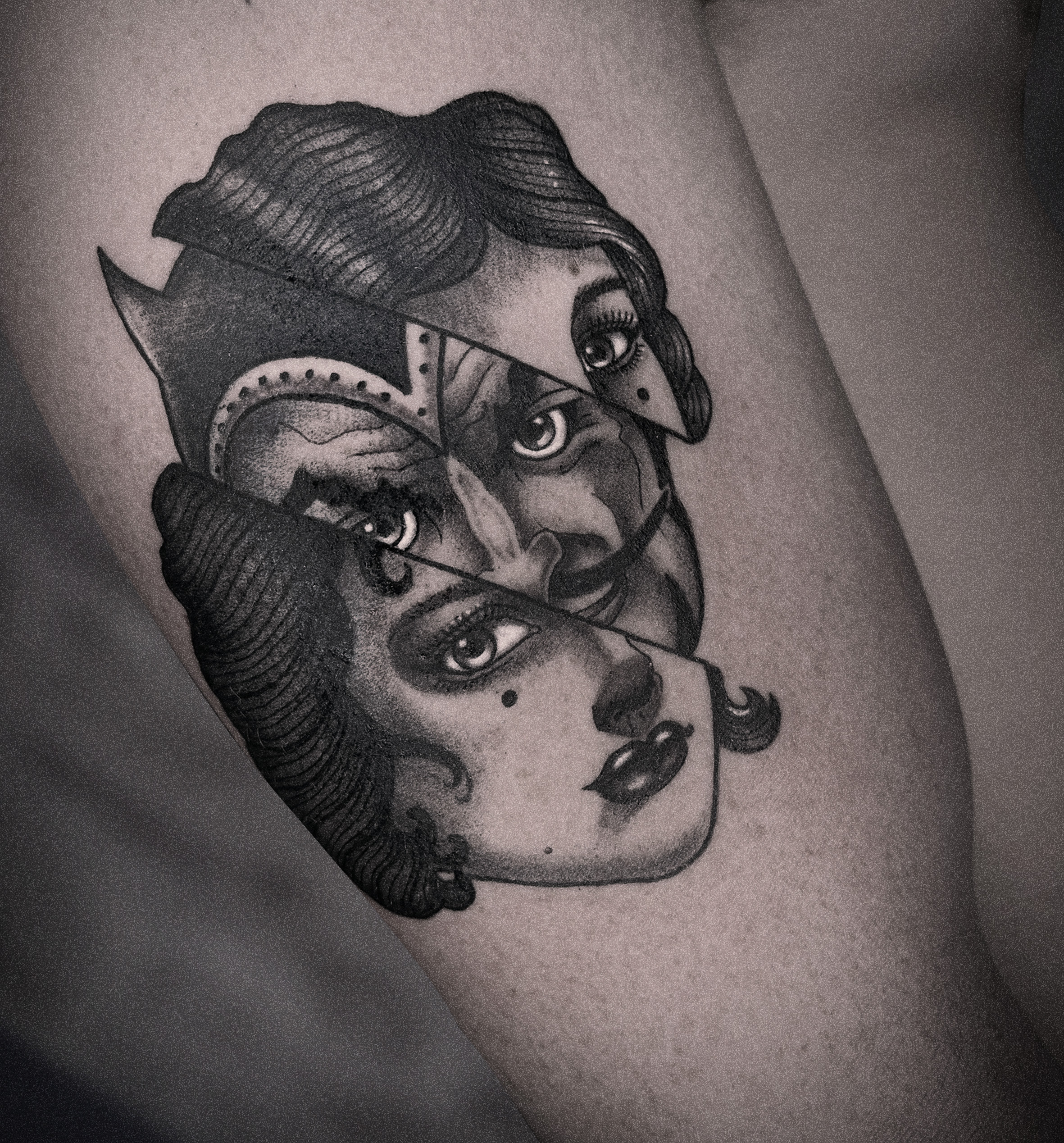 Tatouage traditionnel, visage de femme fragmenté façon cubiste